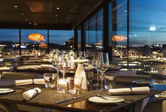 foto restaurant med bord og utsikt over by