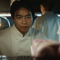 Kokk ser på en kartong med egg. Foto